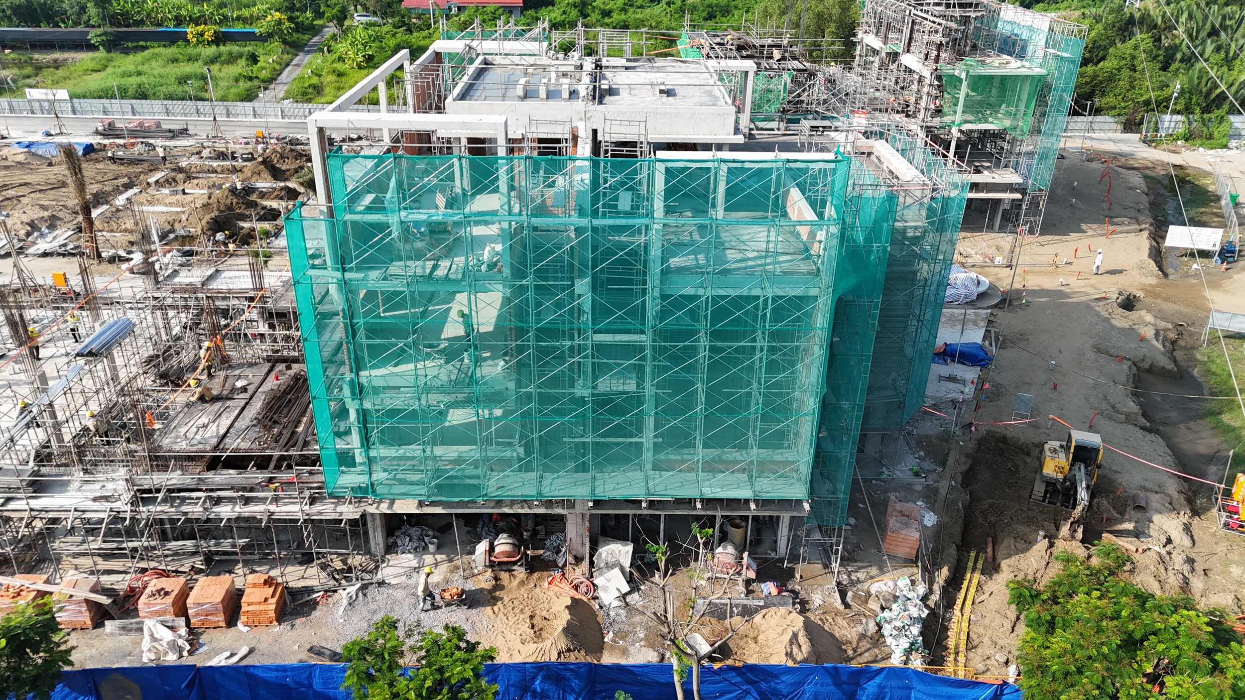 Slider Zone 1: Units C.01 and C.02 are under painting and installation works for doors, windows, and balconies. Units C.03 to C.08 are under RC structure works at Levels 1 to 3.