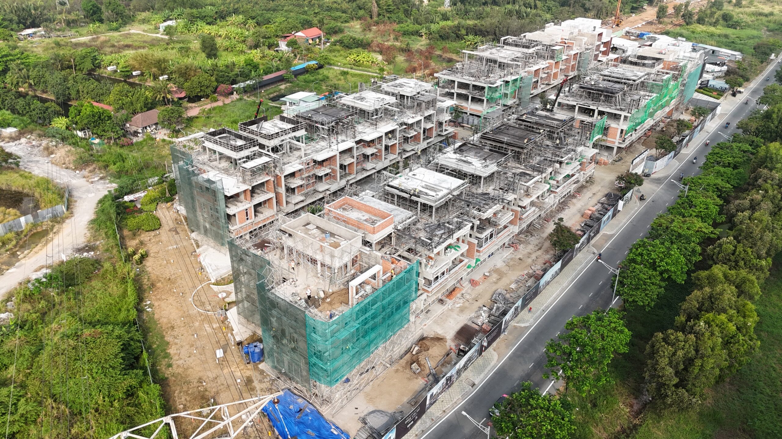 Slider All units are undergoing brick laying, plastering, alu-door/window installation, railing installation and tiling works.