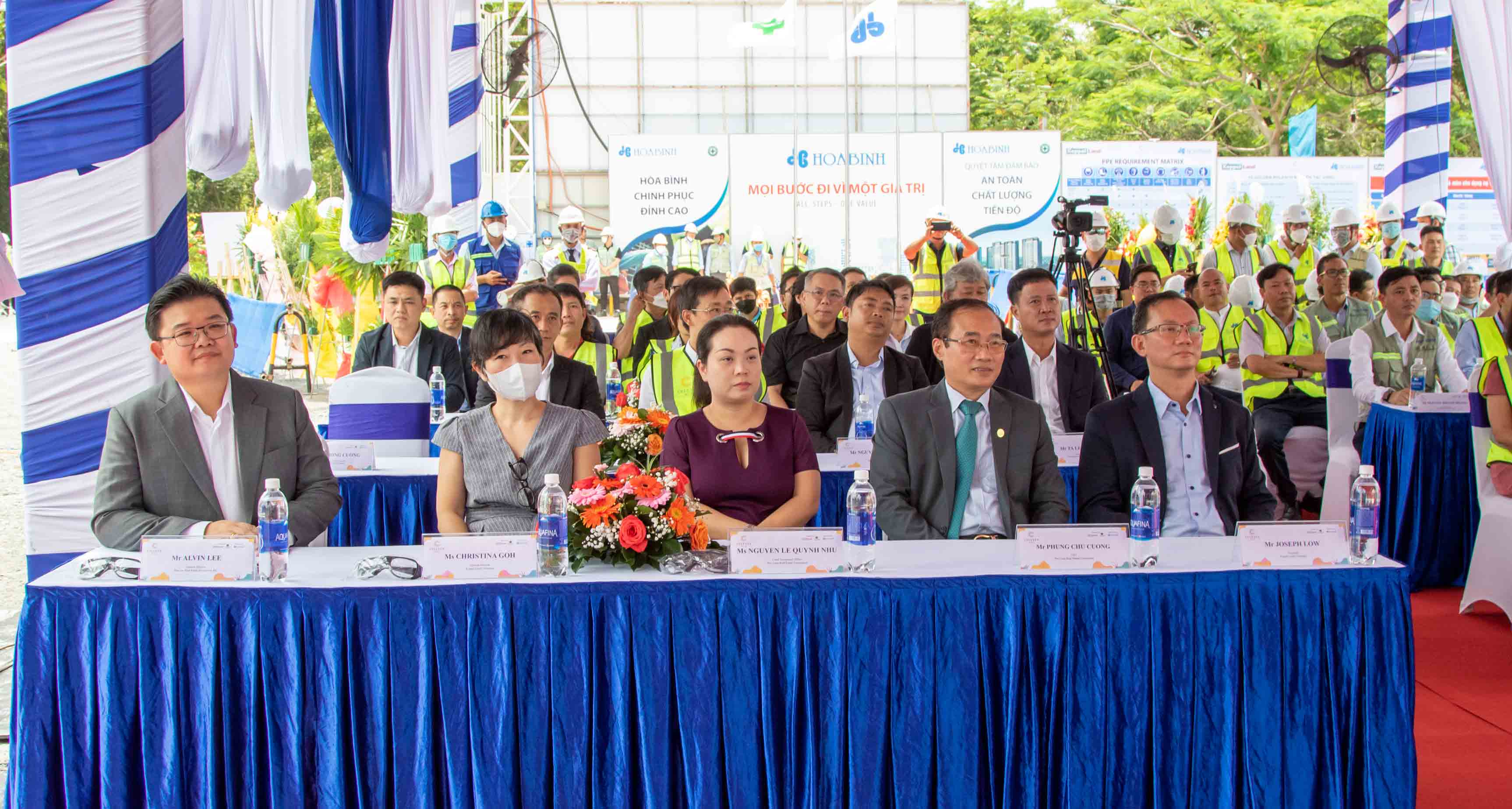 Quan-khach-trong-le-dong-tho-Celesta-Rise